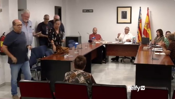 Los socialistas de San Fulgencio acusan al alcalde del PP, José María Ballester, de comportamientos antidemocráticos y autoritarios en los plenos. Toda la oposición abandonó el Salón de Plenos en la última sesión plenaria como queja "ante las formas caciquiles del alcalde" según el PSOE
