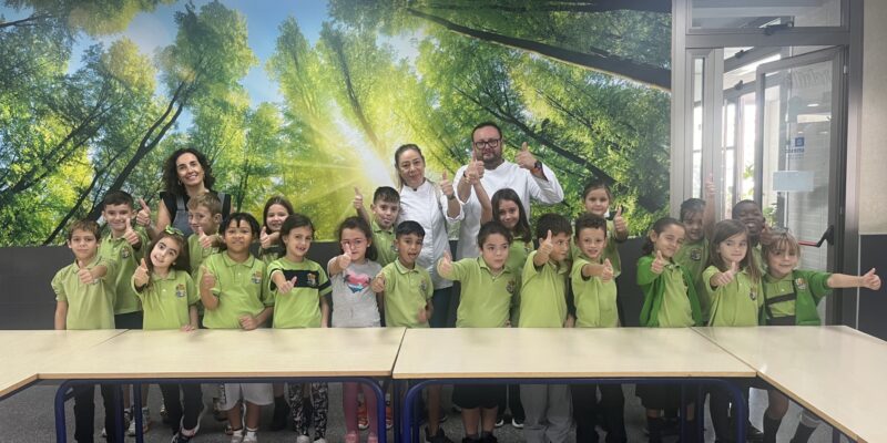 Con motivo del Día Mundial de la Alimentación, el Colegio Público de Hurchillo ha celebrado una jornada especial dedicada a la alimentación saludable, organizada por la Asociación de Padres y Madres del centro y patrocinada por la Diputación Provincial de Alicante dentro del programa Comida Saludable - Sabores de la Tierra.