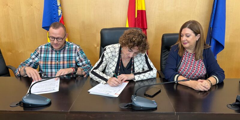 El Ayuntamiento de Bigastro ha firmado hoy el nuevo contrato de adjudicación del servicio de atención a la dependencia con la empresa SerHogar, encargada de prestar asistencia a las personas dependientes del municipio