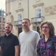 Compromís y Cambiemos Orihuela anuncian el diseño de una campaña para obligar al PP a adecuar las aulas y los patios al cambio climático. Aseguran que en este curso se han recortado por parte del gobierno de Mazón, el 61% del profesorado en las escuelas e institutos de Orihuela