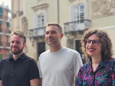 Compromís y Cambiemos Orihuela anuncian el diseño de una campaña para obligar al PP a adecuar las aulas y los patios al cambio climático. Aseguran que en este curso se han recortado por parte del gobierno de Mazón, el 61% del profesorado en las escuelas e institutos de Orihuela