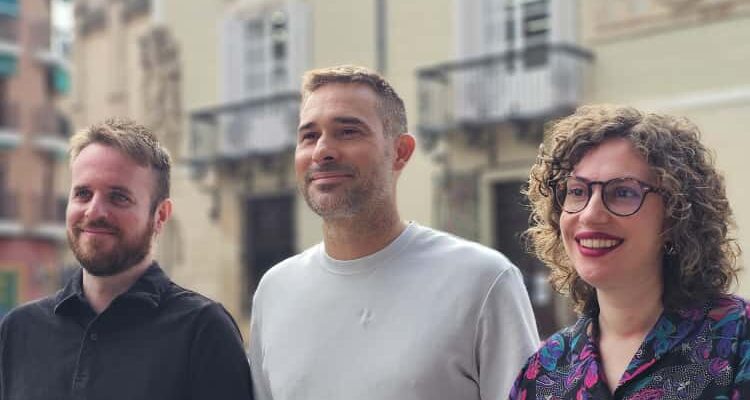 Compromís y Cambiemos Orihuela anuncian el diseño de una campaña para obligar al PP a adecuar las aulas y los patios al cambio climático. Aseguran que en este curso se han recortado por parte del gobierno de Mazón, el 61% del profesorado en las escuelas e institutos de Orihuela