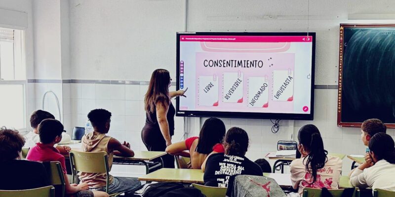 La Concejalía de Juventud del Ayuntamiento de Almoradí, dirigida por Mónica López, ha puesto en marcha un programa de prevención y sensibilización frente al acoso sexual y sexista dirigido a adolescentes del municipio