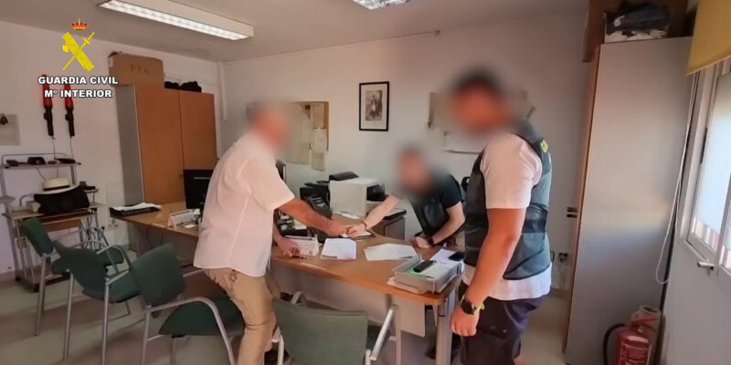 La Guardia Civil esclarece en menos de 48 horas varios robos cometidos en Pilar de la Horadada. El presunto autor fue detenido gracias a la rápida actuación de los agentes y la colaboración de Policía Local del Pila de la Horadada