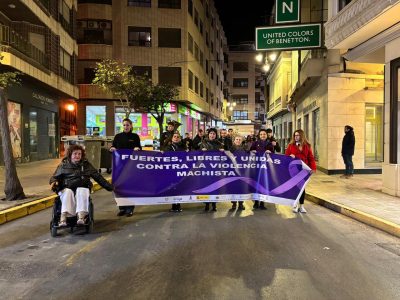 Orihuela se vuelca en la marcha del 25N para defender a las víctimas