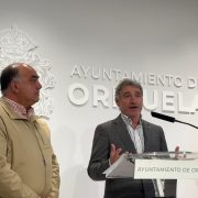 El Ayuntamiento de Orihuela ha presentado el proyecto de renovación, adecuación y reparación de 27 parques infantiles distribuidos entre el casco urbano, Orihuela Costa y las pedanías, con una inversión total de 589.121,16 euros