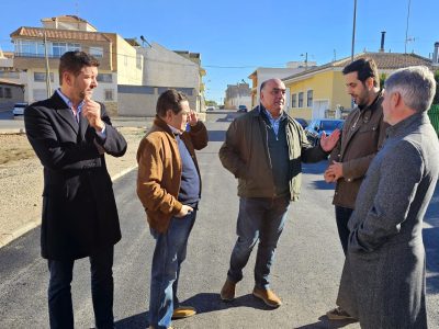 El Ayuntamiento oriolano ha iniciado en La Murada una primera fase del plan municipal de asfaltado que contempla la mejora de 14 calles, con una inversión de 100.000 euros, dando respuesta a una demanda histórica de los vecinos