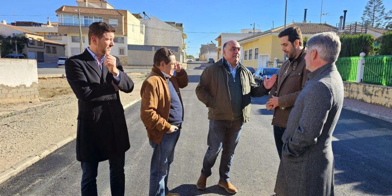 El Ayuntamiento oriolano ha iniciado en La Murada una primera fase del plan municipal de asfaltado que contempla la mejora de 14 calles, con una inversión de 100.000 euros, dando respuesta a una demanda histórica de los vecinos