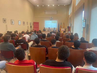 Más de 70 personas asisten presencialmente al Foro de Empleo Verde de Cámara Orihuela en el Vivero de Empresas. La jornada conecta a empresas e instituciones comprometidas con la sostenibilidad con demandantes de empleo y emprendedores