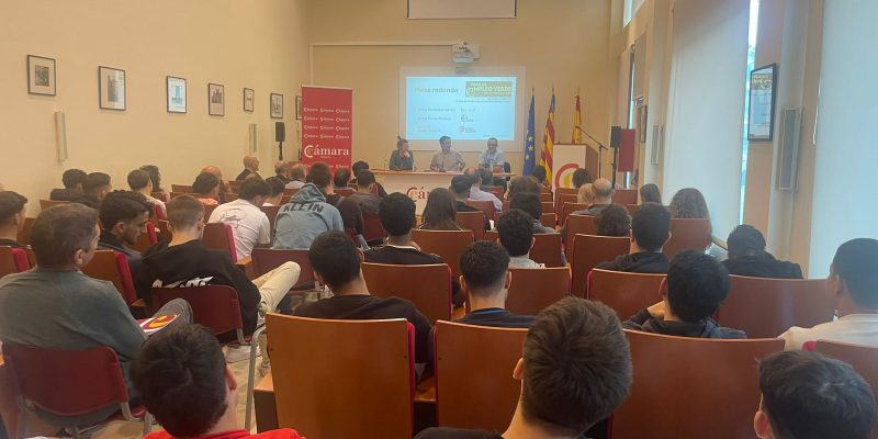 Más de 70 personas asisten presencialmente al Foro de Empleo Verde de Cámara Orihuela en el Vivero de Empresas. La jornada conecta a empresas e instituciones comprometidas con la sostenibilidad con demandantes de empleo y emprendedores