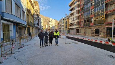 Las obras de reurbanización de El Paseo de Orihuela avanzan con normalidad y ya han incorporado mejoras técnicas que refuerzan la accesibilidad y la evacuación de aguas pluviales, por lo que se amplía unos días la fecha de finalización