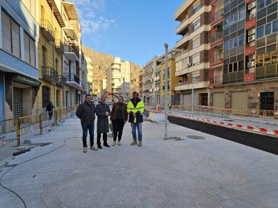 Las obras de reurbanización de El Paseo de Orihuela avanzan con normalidad y ya han incorporado mejoras técnicas que refuerzan la accesibilidad y la evacuación de aguas pluviales, por lo que se amplía unos días la fecha de finalización