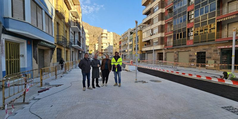 Las obras de reurbanización de El Paseo de Orihuela avanzan con normalidad y ya han incorporado mejoras técnicas que refuerzan la accesibilidad y la evacuación de aguas pluviales, por lo que se amplía unos días la fecha de finalización