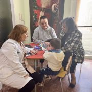 Orihuela renueva el proyecto "Maleta Viajera" para los niños del Hospital