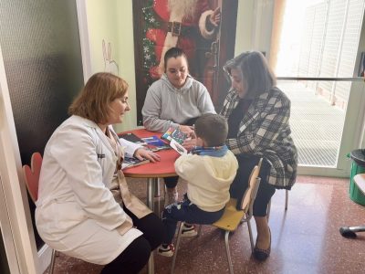 Orihuela renueva el proyecto "Maleta Viajera" para los niños del Hospital