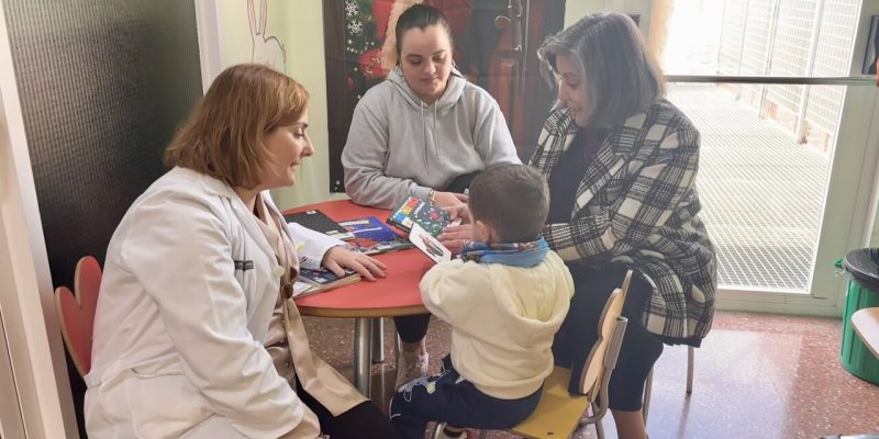 Orihuela renueva el proyecto "Maleta Viajera" para los niños del Hospital