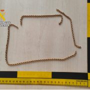 La Guardia Civil ha detenido en Torrevieja a dos personas por 13 robos con violencia mediante el método del tirón. Los delincuentes seleccionaban a víctimas que consideraban más adecuadas para lograr robarles sin ser atrapados