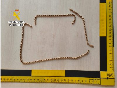 La Guardia Civil ha detenido en Torrevieja a dos personas por 13 robos con violencia mediante el método del tirón. Los delincuentes seleccionaban a víctimas que consideraban más adecuadas para lograr robarles sin ser atrapados