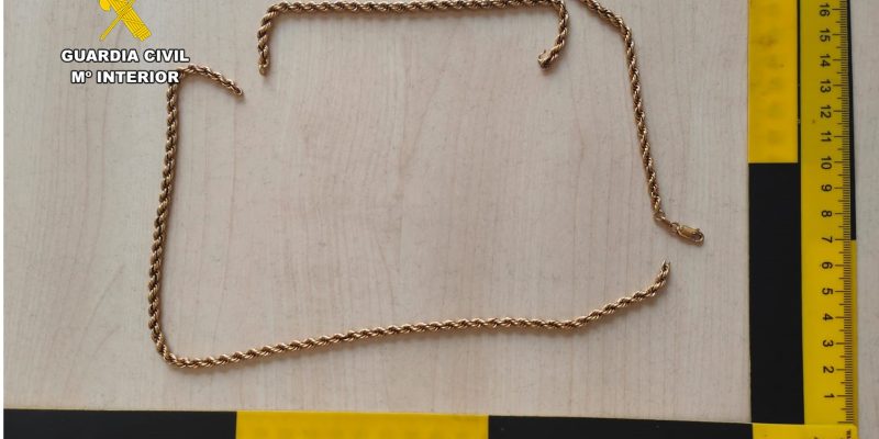 La Guardia Civil ha detenido en Torrevieja a dos personas por 13 robos con violencia mediante el método del tirón. Los delincuentes seleccionaban a víctimas que consideraban más adecuadas para lograr robarles sin ser atrapados