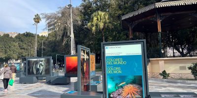Orihuela inaugura la exposición “Colores del mundo”, organizada por la Fundación La Caixa en colaboración con el Ayuntamiento y que se puede ver ya en la Glorieta Gabriel Miró hasta el 20 de febrero