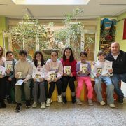Almoradí fomenta la cultura de la paz en las aulas con una baraja educativa