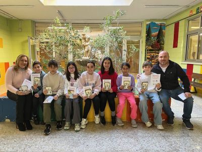 Almoradí fomenta la cultura de la paz en las aulas con una baraja educativa