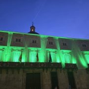 La Concejalía de Sanidad de Orihuela, ha adjudicado el contrato que permite poner en marcha un programa anual de iluminación de la fachada del Ayuntamiento destinado a dar visibilidad pública a las principales causas sociales y sanitarias