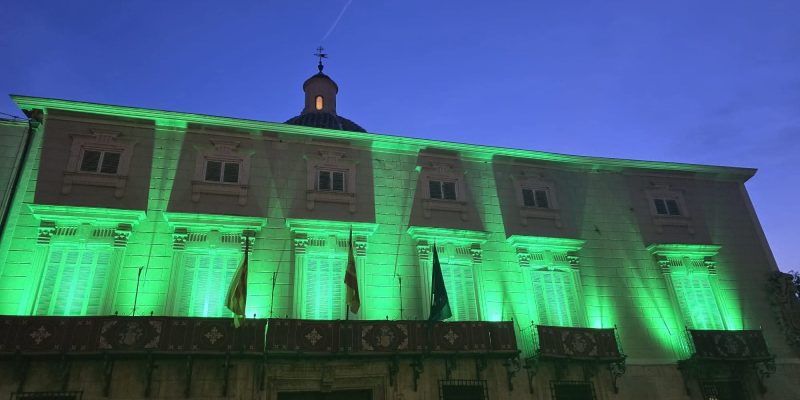 La Concejalía de Sanidad de Orihuela, ha adjudicado el contrato que permite poner en marcha un programa anual de iluminación de la fachada del Ayuntamiento destinado a dar visibilidad pública a las principales causas sociales y sanitarias