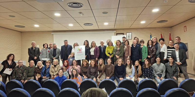La UA instala ilustraciones de Alba Granero en tres centros de salud del departamento de Torrevieja