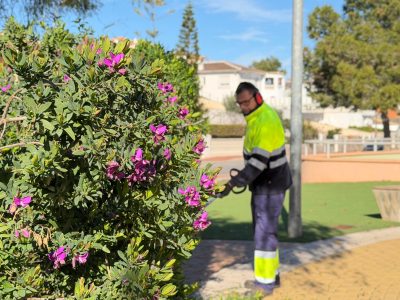 Torrevieja limpia y mejora el parque Reina de la Sal de Los Balcones