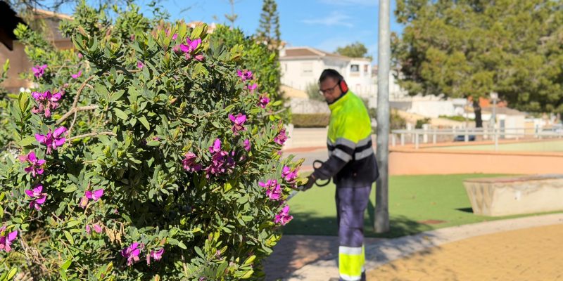 Torrevieja limpia y mejora el parque Reina de la Sal de Los Balcones