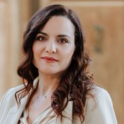 La Asociación de Fiestas de Moros y Cristianos de Orihuela nombra Armengola a Pilar Hernández Gutiérrez perteneciente a la comparsa Contrabandistas, que toma el relevo a Ana Belén Navarro