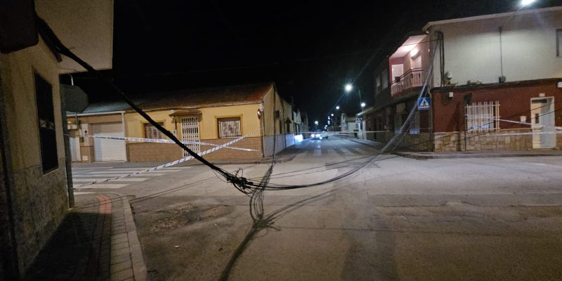 El PSOE de Orihuela denuncia la inacción municipal tras la caída de cables eléctricos en El Mudamiento