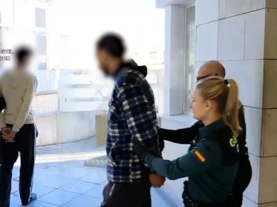 Detienen a tres jóvenes por robos con violencia y hurtos en la Vega Baja