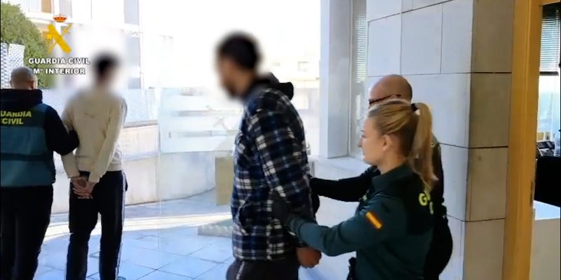 Detienen a tres jóvenes por robos con violencia y hurtos en la Vega Baja