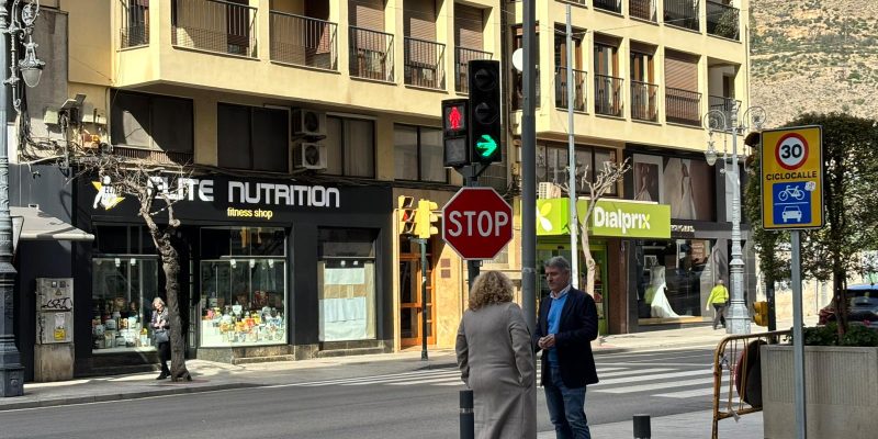 El Ayuntamiento de Orihuela inicia la instalación de los nuevos semáforos