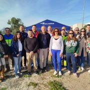 Escolares de San Isidro reforestan el Polideportivo municipal con especies autóctonas