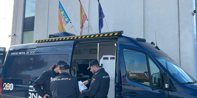 La concejala de Seguridad Ciudadana del Ayuntamiento de Orihuela, Mónica Pastor, ha anunciado este lunes la puesta en marcha de un nuevo servicio de expedición de DNI y pasaporte en Orihuela Costa, que permitirá a los vecinos realizar este trámite en una sola cita y llevarse la documentación en el mismo momento