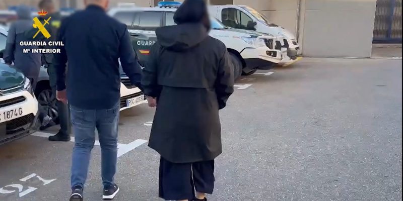 Detienen en Torrevieja a dos personas por un hurto con el método del "abrazo"